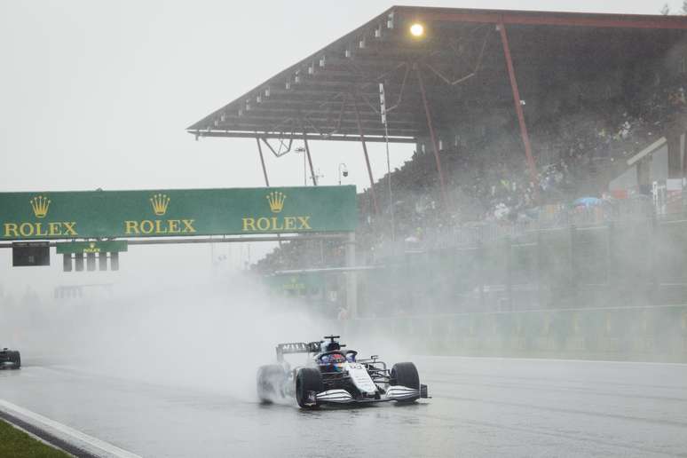 Pilotos tinham visibilidade mínima e bastante crítica na volta à pista 