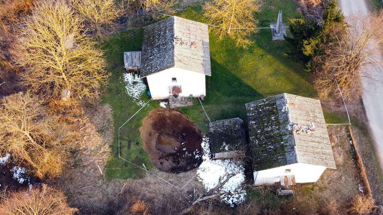 Alguns buracos se abriram de forma alarmante perto das casas — e agora os cientistas esperam descobrir quais áreas são seguras