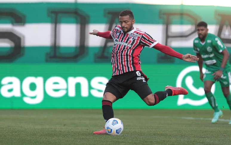 Reinaldo bate pênalti para abrir o placar para o São Paulo em Caxias do Sul