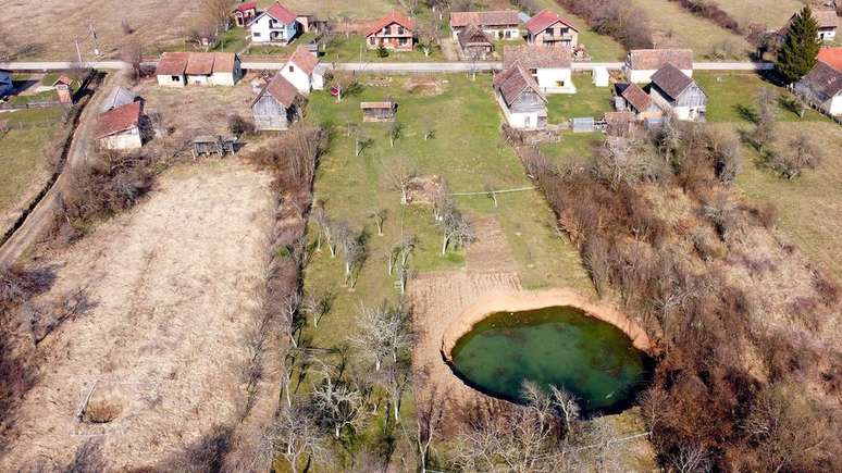 O buraco no jardim de Borojević continuou a crescer depois que apareceu — e pode custar centenas de milhares de euros para ser tapado