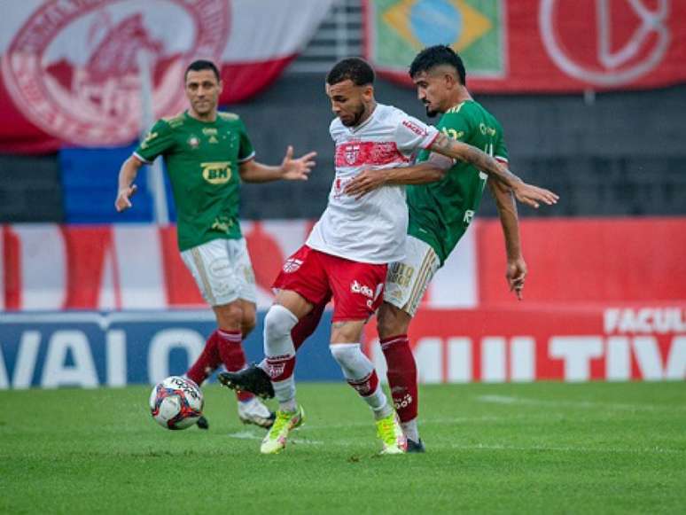 O duelo entre alagoanos e mineiros teve muita disputa sob a chuva que caía em Maceió (Foto: Francisco Cedrim/CRB)