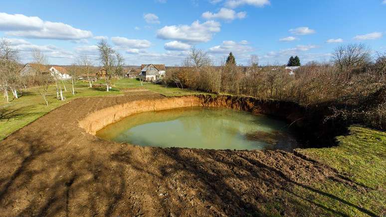 O buraco que se abriu no jardim de Nikola Borojević tinha mais de 30 m de largura e 15 m de profundidade
