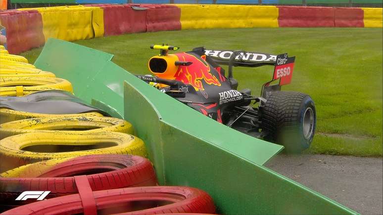 Sergio Pérez bateu durante a volta de instalação em Spa debaixo de muita chuva 