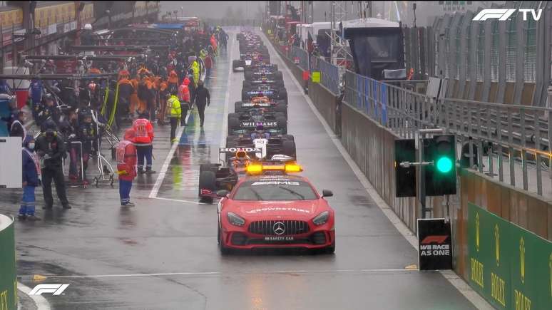 Depois de três horas e 17 minutos de espera, a F1 partiu para tentar correr em Spa 