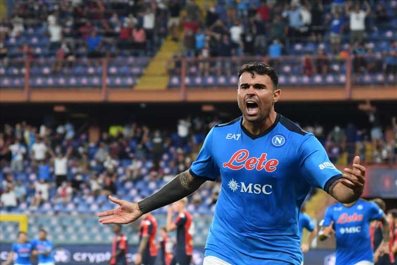 Andrea Petagna comemora após marcar gol que garantiu vitória do Napoli em Gênova