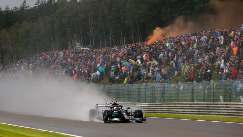 Hamilton durante a curtíssima prova deste domingo; piloto pediu desculpas aos torcedores