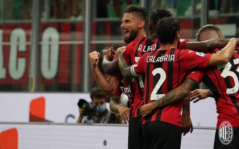 Giroud (ao fundo) comemora um dos seus dois gols na vitória do Milan