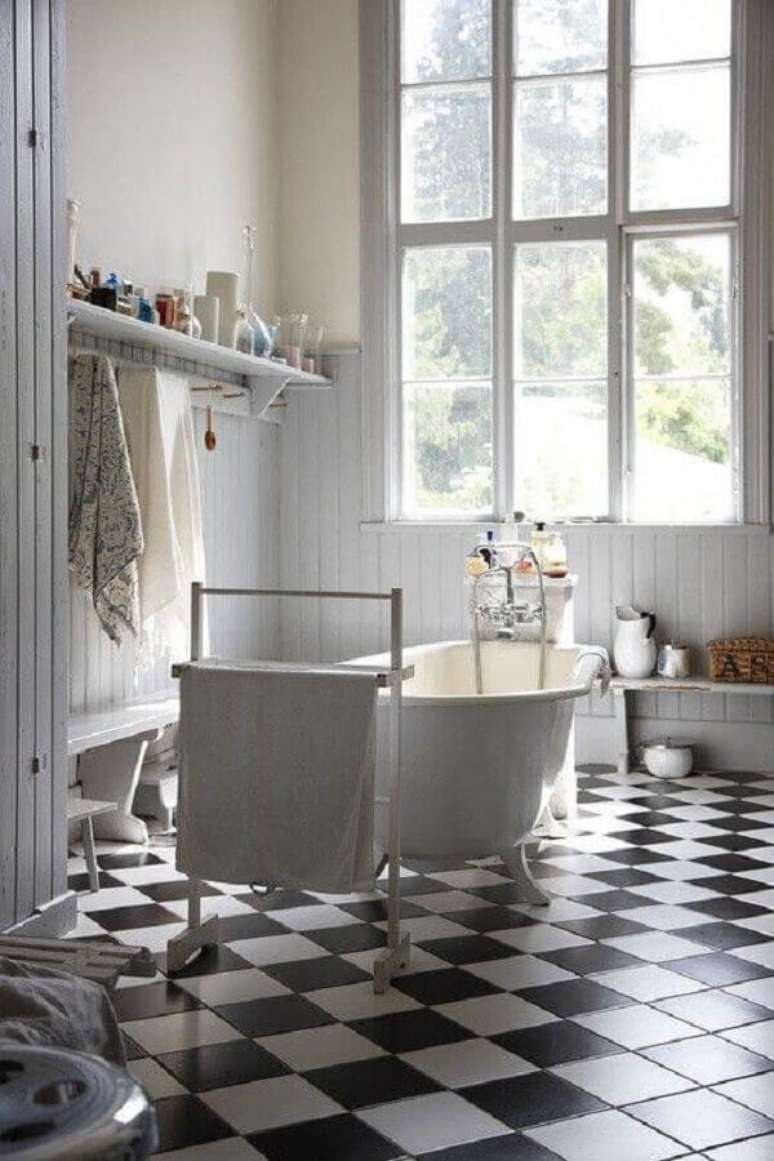 12. Banheiro decorado com banheira de imersão e piso xadrez preto e branco – Foto: Lepsie Byvanie