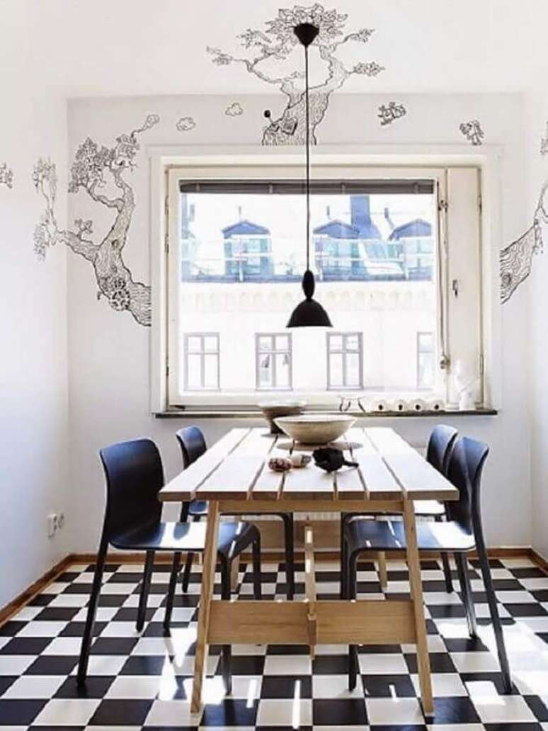 38. Decoração de sala de jantar com mesa de madeira e piso xadrez – Foto: Una Mosca en la Luna