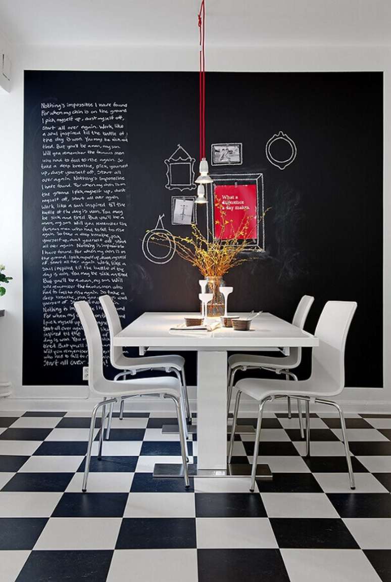 10. Piso xadrez para sala de jantar decorada com parede de tinta lousa &ndash; Foto: Lepsie Byvanie
