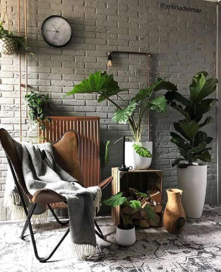 12. Poltrona butterfly com manta cinza e decora&ccedil;&atilde;o com plantas &ndash; Foto Jellina Detmar