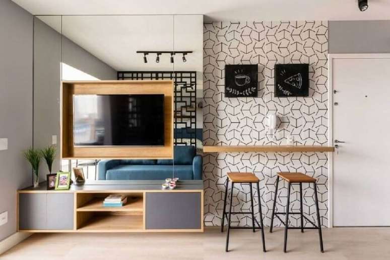 18. Sala planejada pequena com rack suspenso e painel de TV com acabamento espelhado. Projeto de Zark Studio Lab