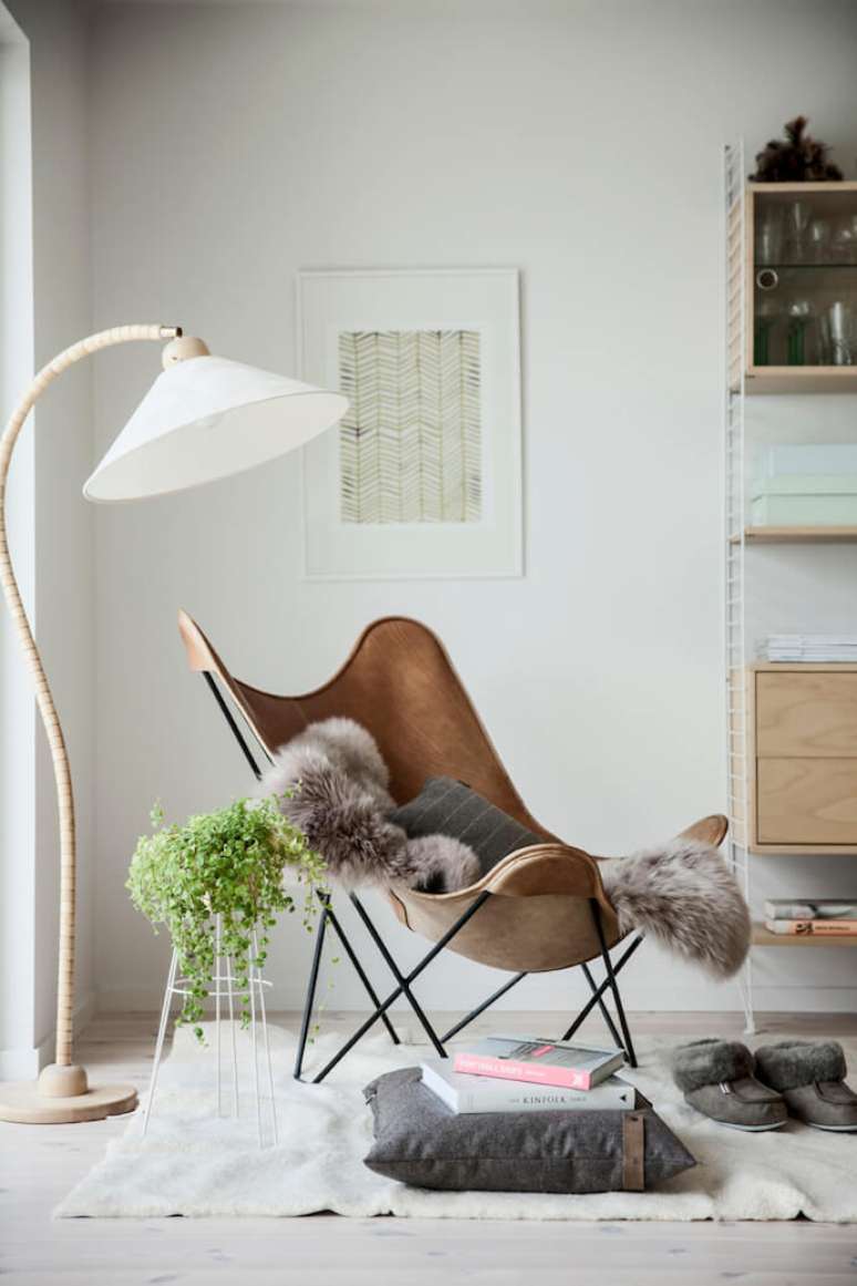 11. Poltrona butterfly com manta cinza de pelo e decora&ccedil;&atilde;o moderna -Foto Scandi Sheepskin from Shepherd of sweden
