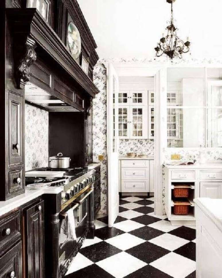 21. Cozinha preta e branca clássica decorada com piso xadrez – Foto: Apartment Therapy