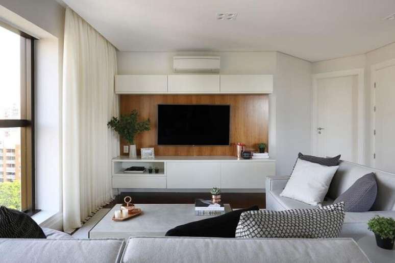 37. O rack suspenso traz funcionalidade para a sala planejada pequena. Projeto de Degradê Decoração