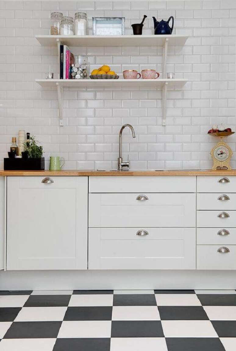 56. Piso xadrez preto e branco para decora&ccedil;&atilde;o de cozinha planejada com bancada de madeira e metro white &ndash; Foto: Decor F&aacute;cil