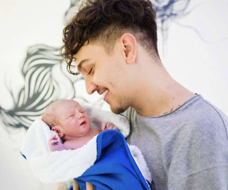 O youtuber Christian Figueiredo e o filho Nikki  