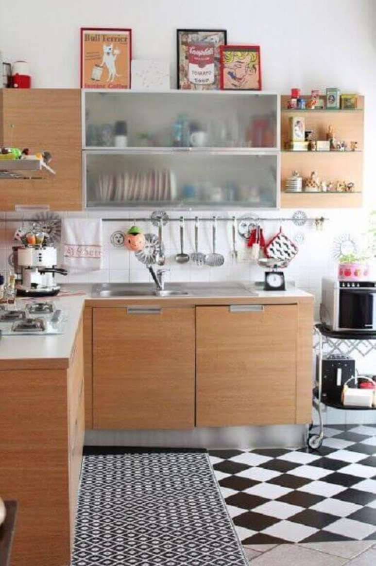 18. Cozinha de madeira decorada com piso xadrez preto e branco – Foto: Apartment Therapy