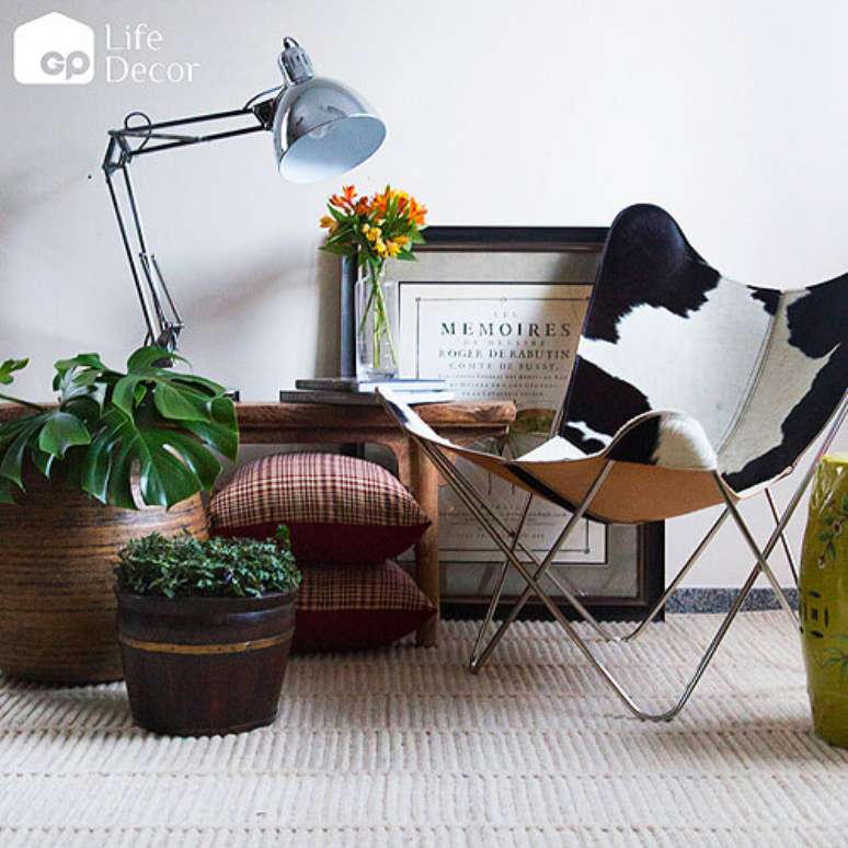 7. Sala com poltrona butterfly couro e decora&ccedil;&atilde;o moderna &ndash; Foto GP Life Decor