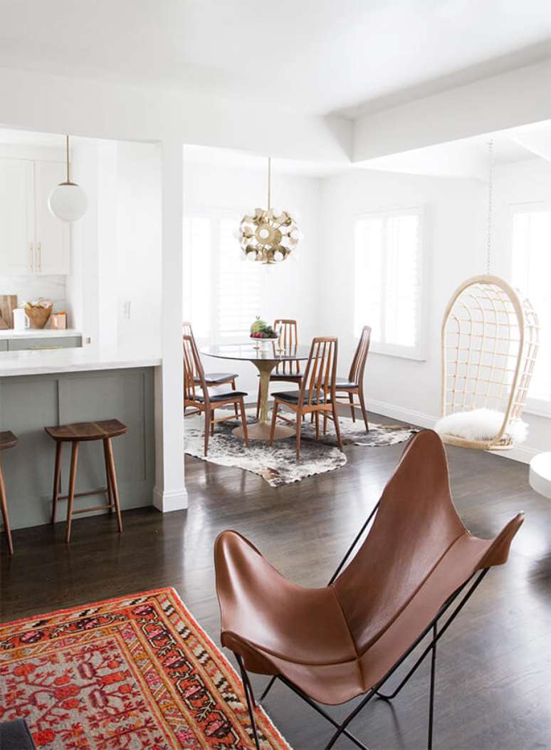 29. Sala com poltrona butterfly de couro marrom e tapete estampado colorido &ndash; Foto Sarah Sherman Samuel