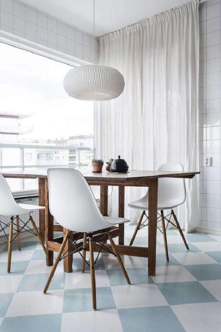 32. Decoração minimalista para sala de jantar com piso xadrez azul e branco – Foto: Hege Morris