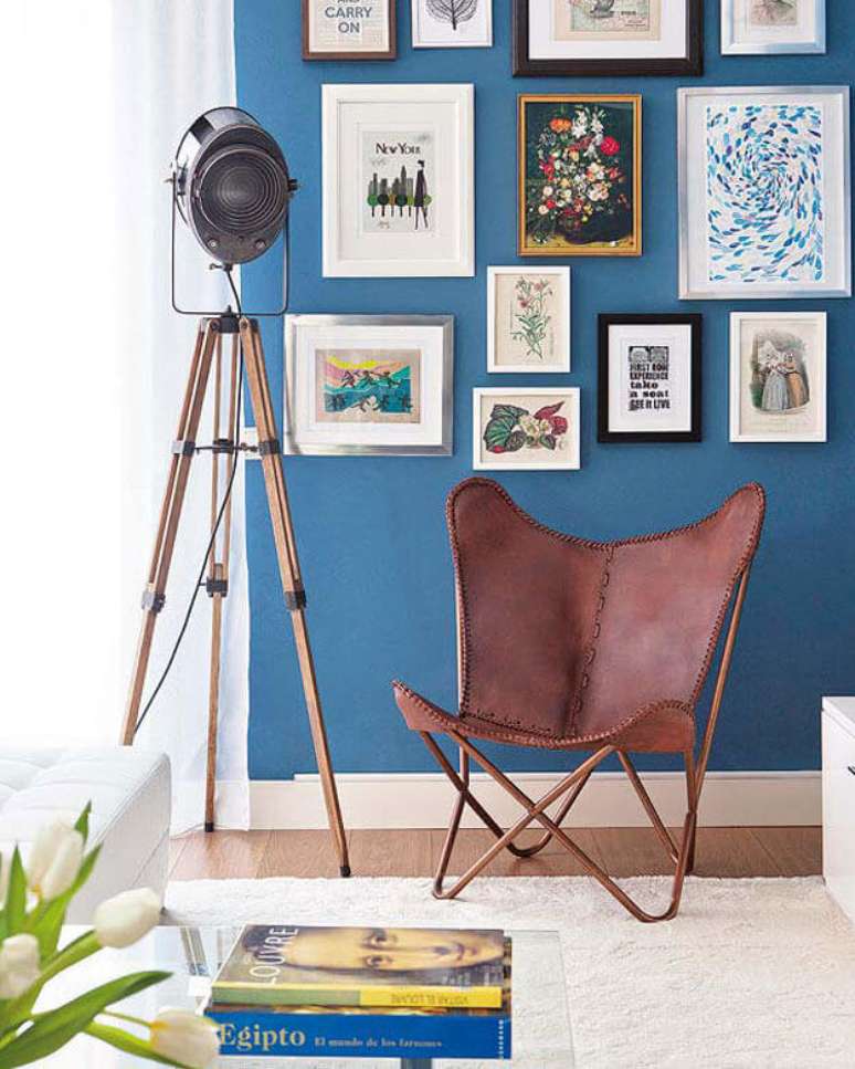 20. Sala azul moderna com poltrona butterfly couro marrom e moveis de madeira criativos &ndash; Foto Micasa