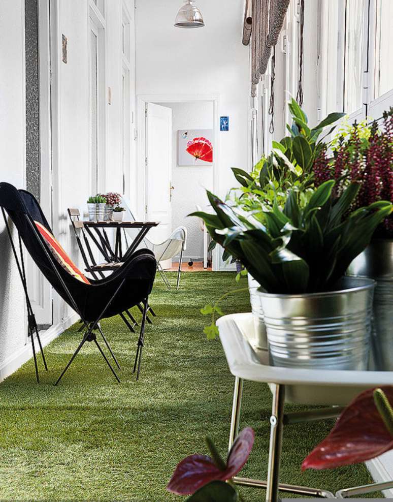 40. Casa iluminada com poltrona butterfly preta e branca no jardim &ndash; Foto Jean Marc Wullschleger