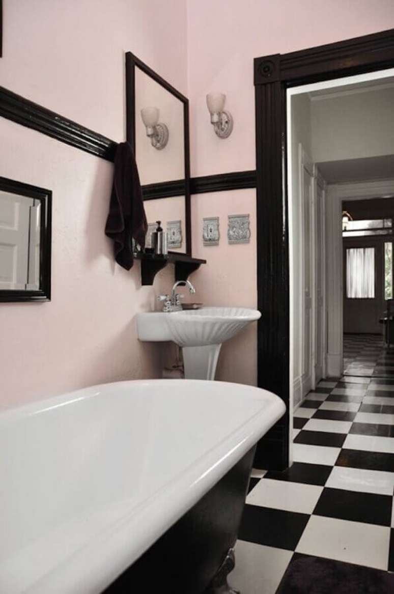 44. Piso xadrez para banheiro decorado com parede rosa e banheira de imersão – Foto: QPDesign