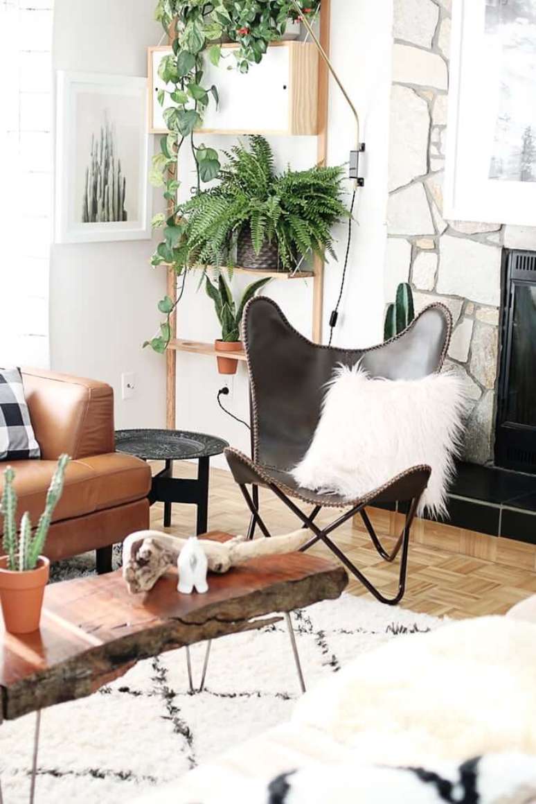 8. Sala decorada com poltrona butterfly marrom e almofada branca no ambiente boho &ndash; Foto Hello Liddy
