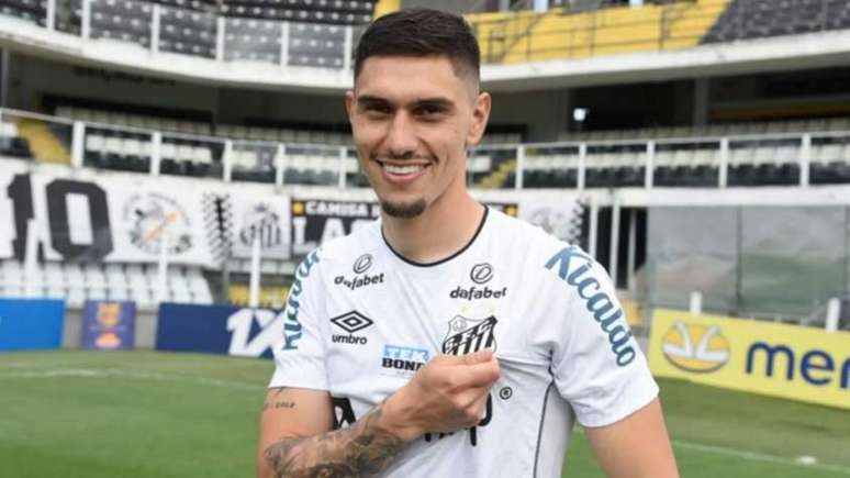 Zagueiro Emiliano Velázquez foi anunciado pelo Santos nesta segunda (Foto: Ivan Storti / Santos FC)