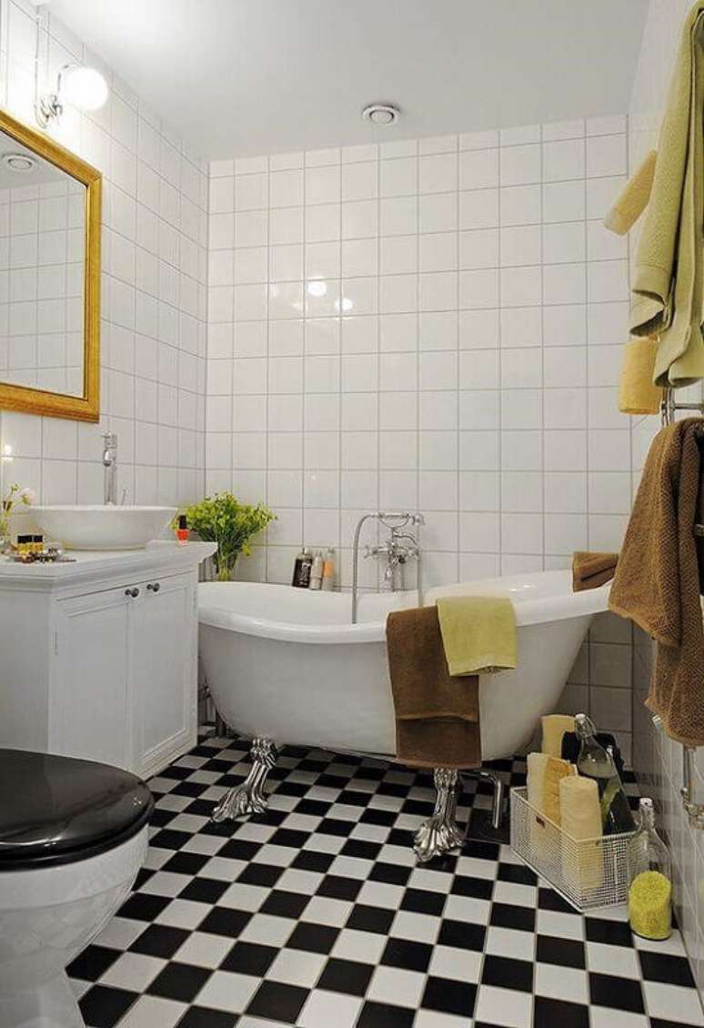 11. Banheiro branco simples decorado com banheira de imersão e piso xadrez – Foto Decor Fácil
