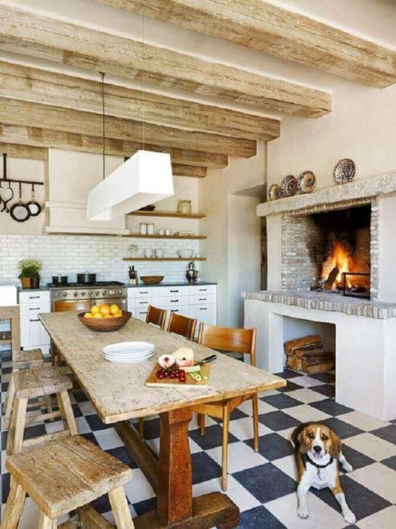 31. Decoração de cozinha rustica com mesa de madeira e piso xadrez – Foto: OZ Architects
