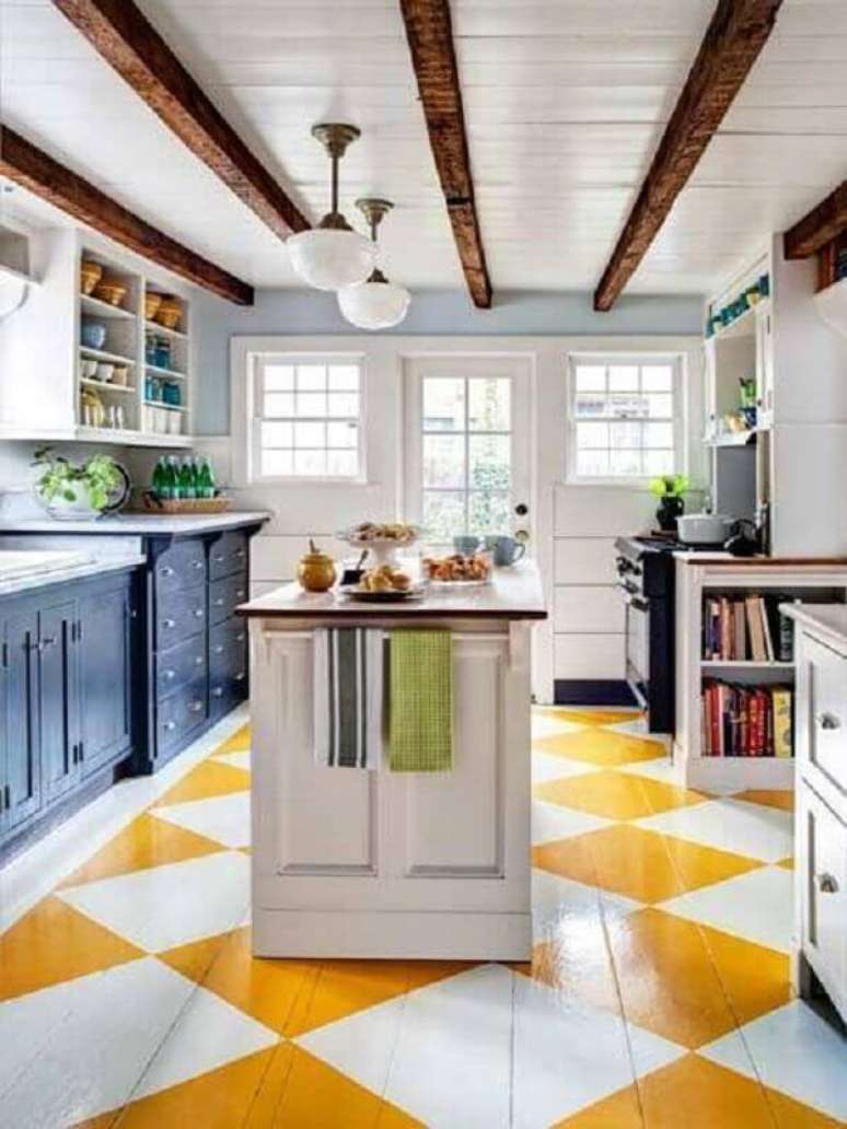 41. Piso xadrez branco e amarelo para cozinha clássica decorada com ilha – Foto: Archidea