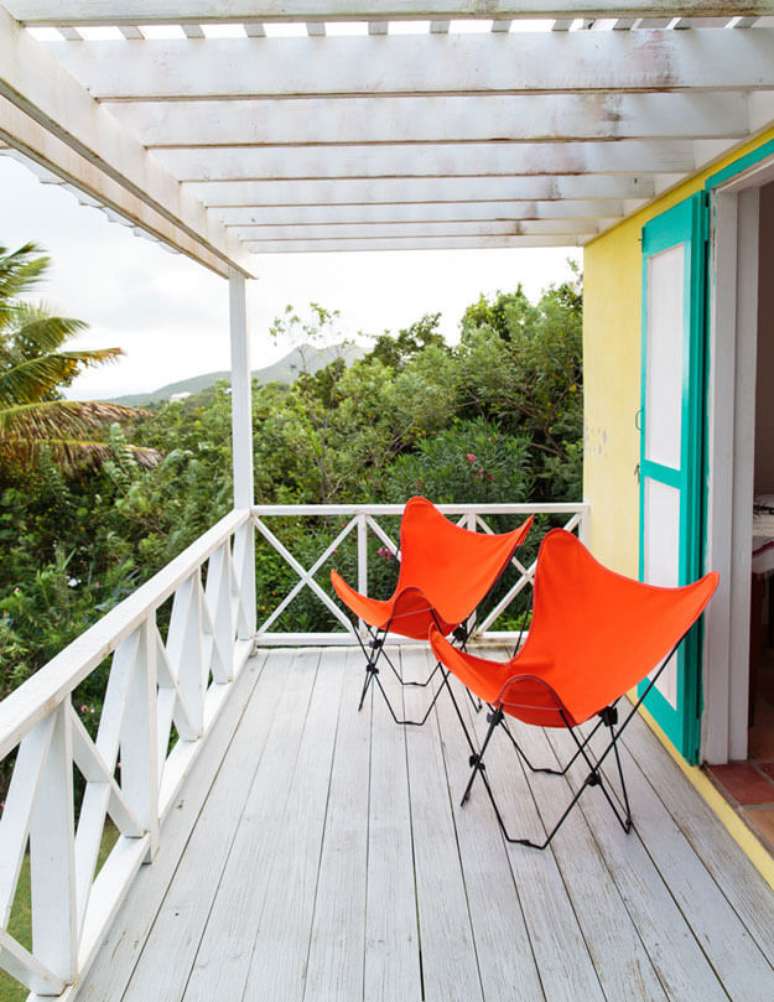39. Varanda decorada com poltrona butterfly laranja Foto Lonny