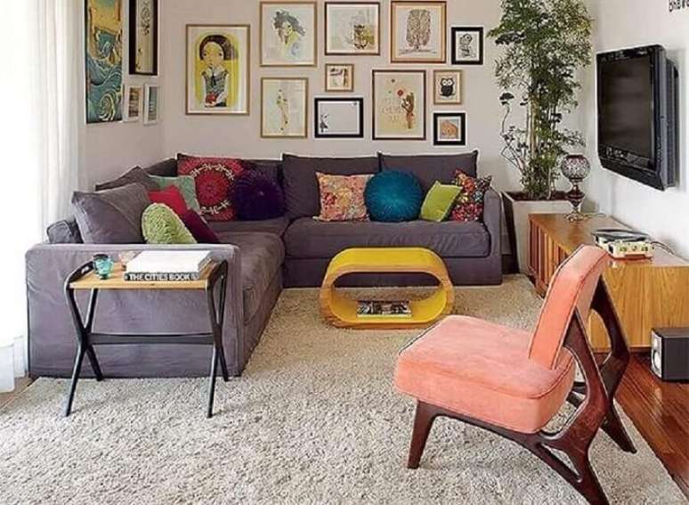 35. O sofá de canto é perfeito para otimizar o espaço da sala planejada pequena. Foto: The Holk