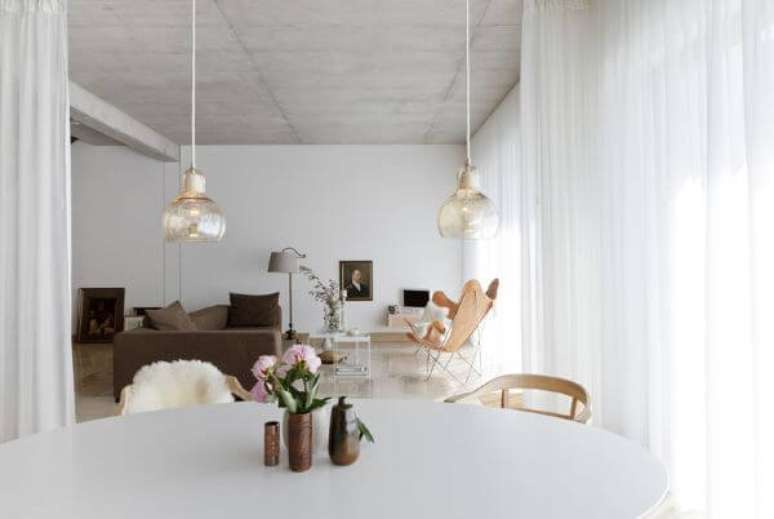 23. Sala clean com poltrona butterfly caramelo &ndash; Foto Studio Oink