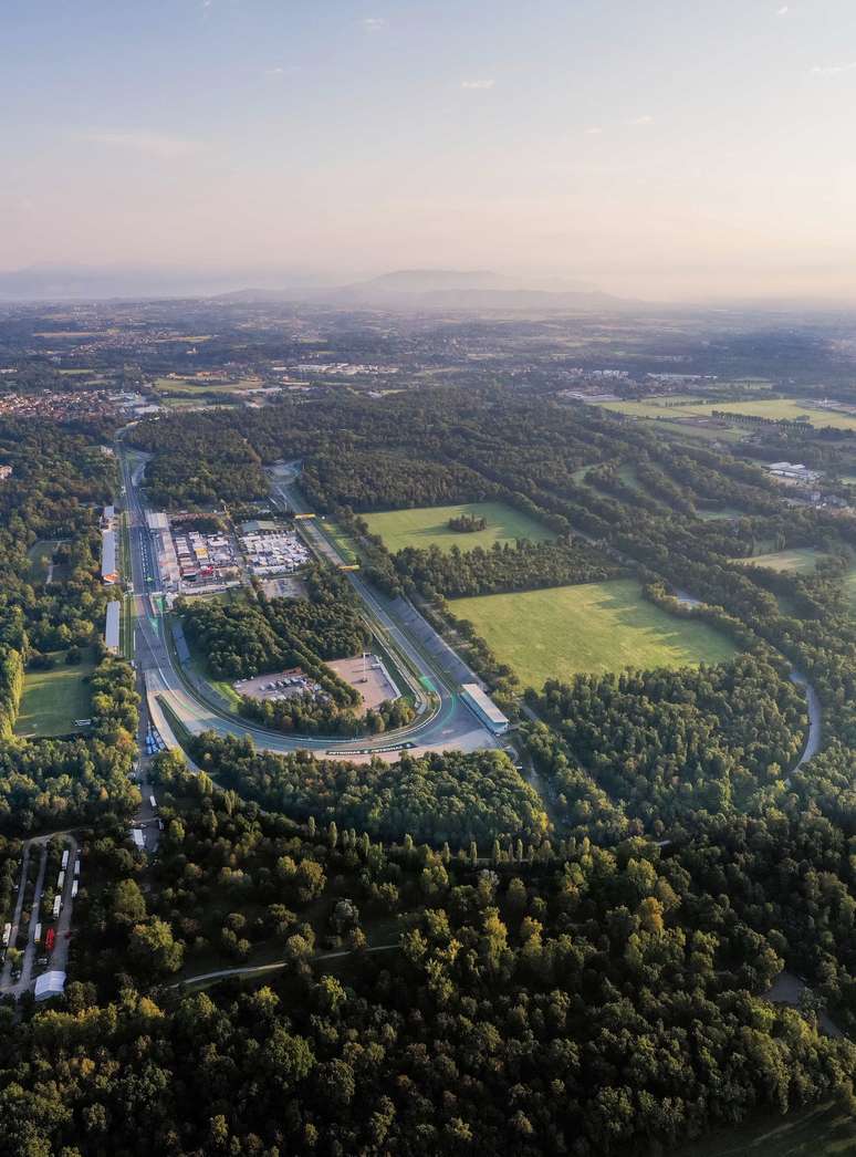 Vista aérea do lendário circuito de Monza na manhã deste domingo 