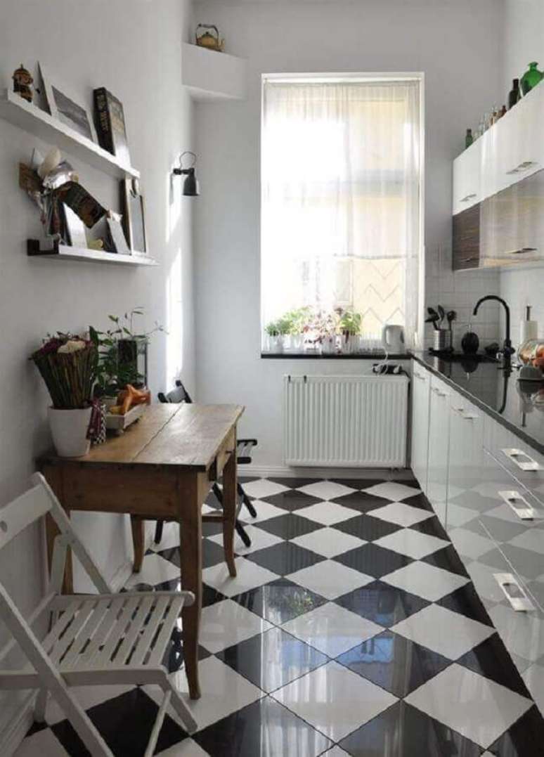 15. Cozinha branca pequena decorada com piso xadrez preto e branco – Foto: Apartment Therapy