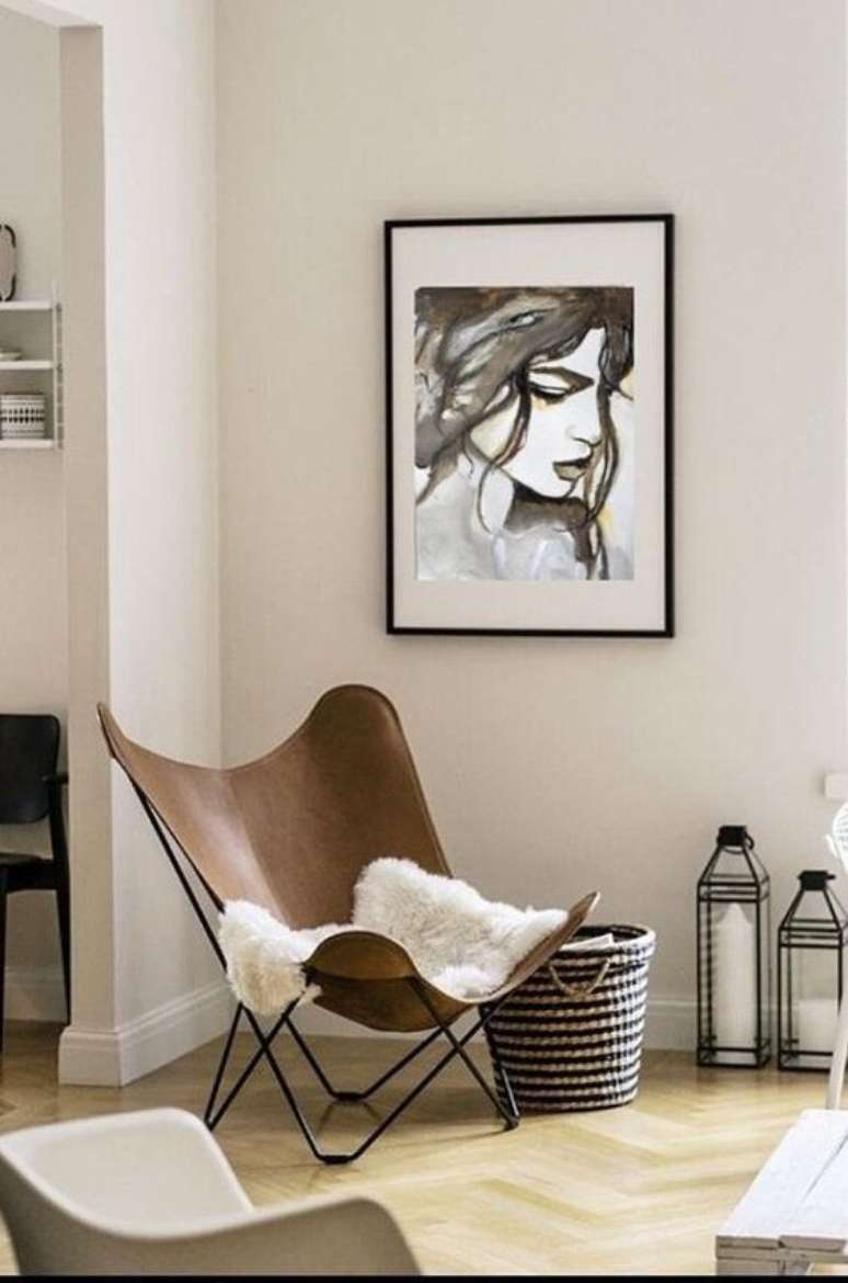 30. Sala com poltrona butterfly marrom e manta de pelos branca &ndash; Foto Etsy
