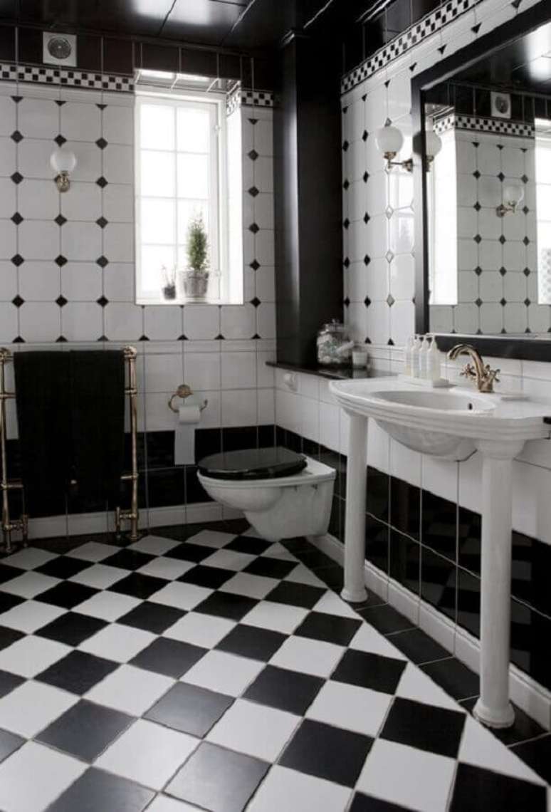 8. Decora&ccedil;&atilde;o com piso xadrez para banheiro preto e branco &ndash; Foto: The Design Files