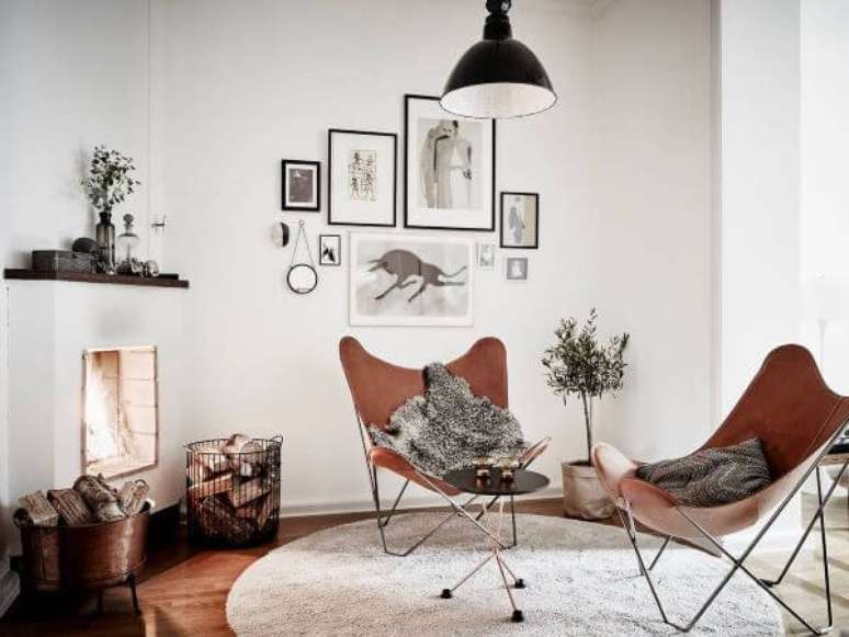 41. Conjunto de poltrona butterfly perto da lareira &ndash; Foto Etsy