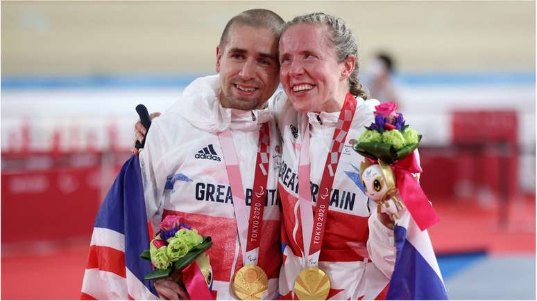 Os atletas da Grã Bretanha Neil Fachie e Lora Fachie foram descritos como o casal de ouro dos Jogos Paralímpicos