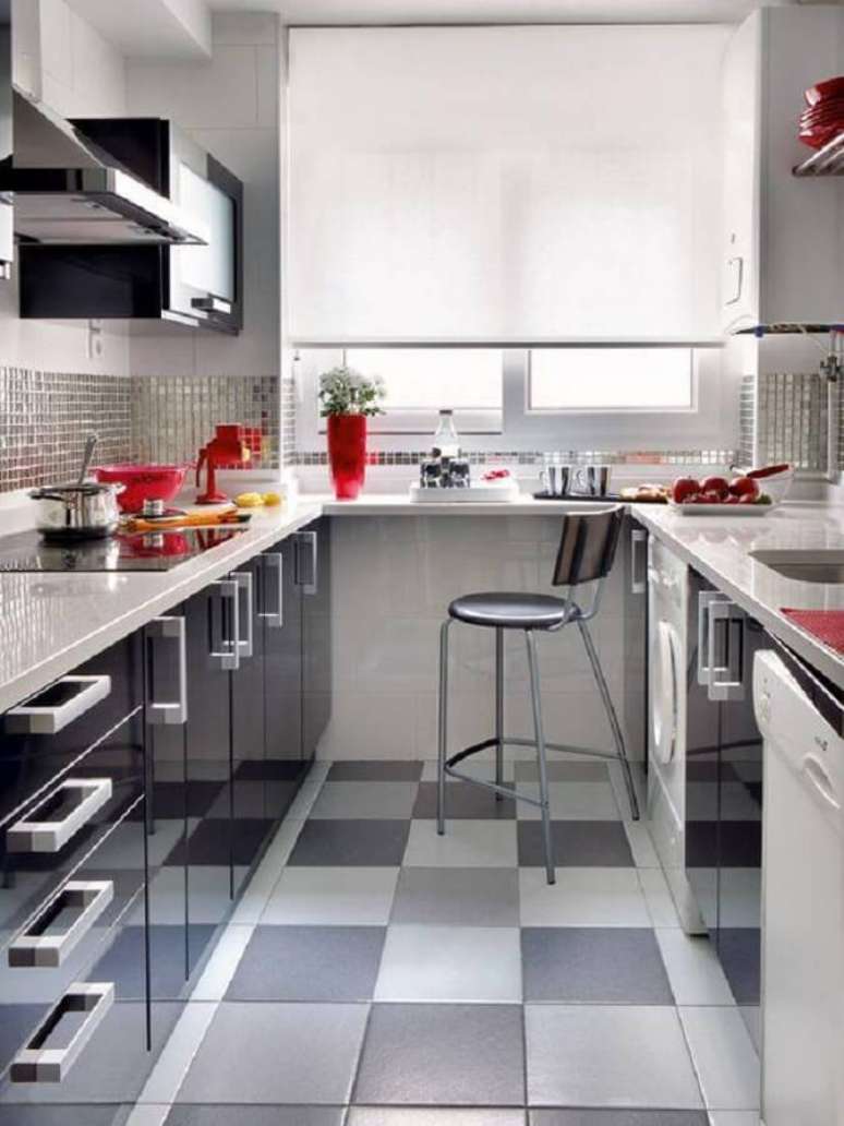49. Piso xadrez para decora&ccedil;&atilde;o de cozinha preta e branca pequena &ndash; Foto: Micasa Revista