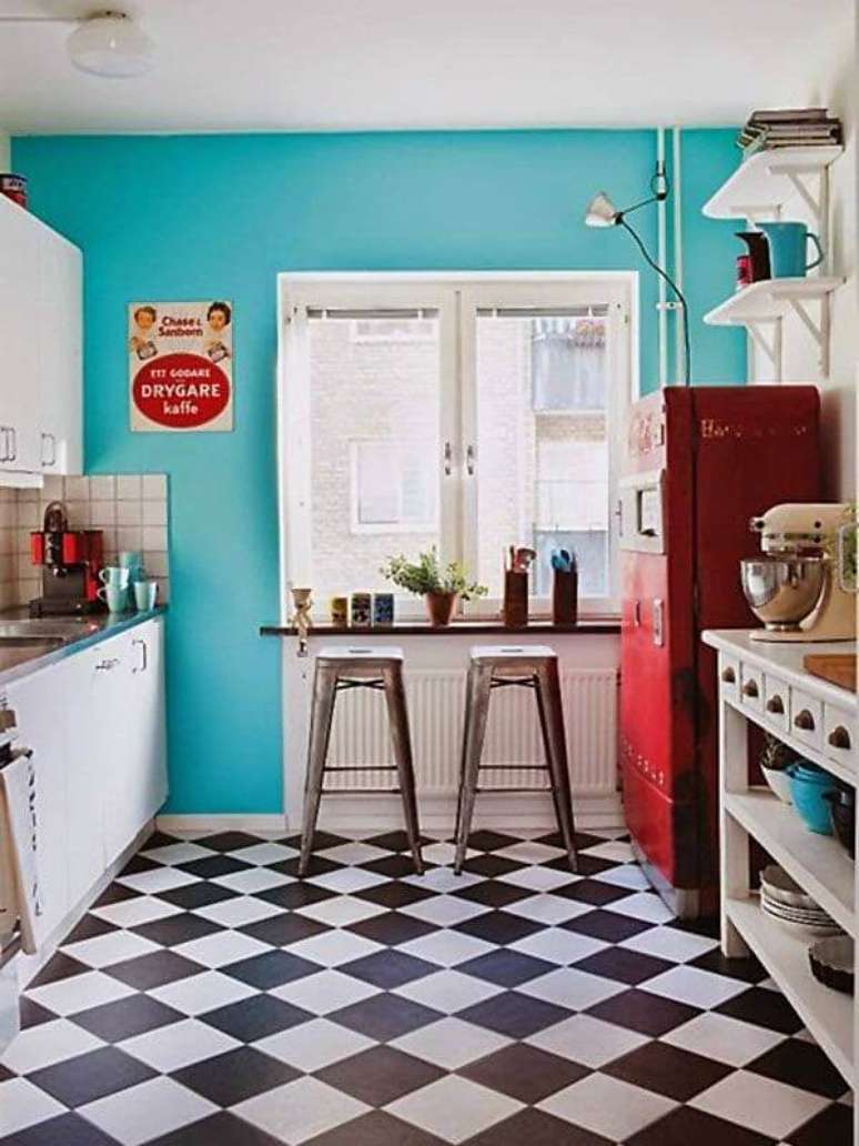 23. Cozinha retro decorada com parede azul e piso xadrez preto e branco – Foto: Una Mosca en la Luna