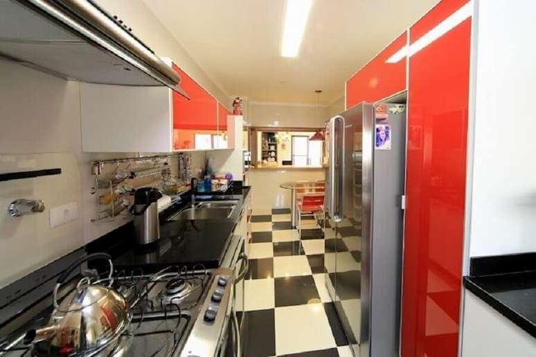55. Piso xadrez preto e branco para decoração de cozinha pequena com armários vermelhos – Foto: Item 6 Arquitetura e Paisagismo