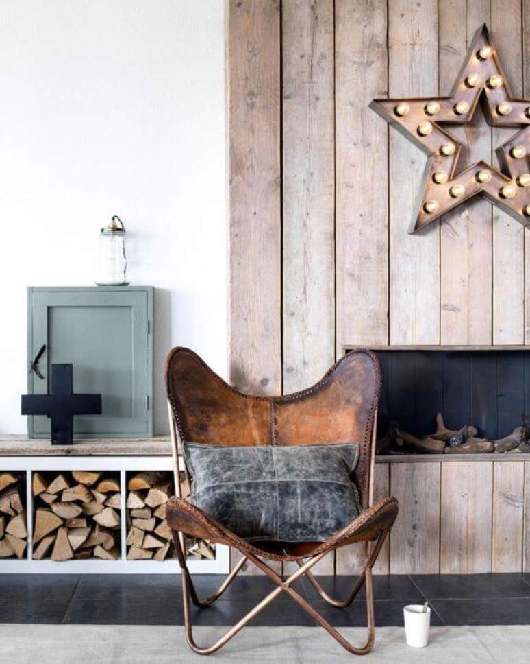 43. Decora&ccedil;&atilde;o industrial com poltrona butterfly perto da lareira rustica -Foto vtwonen