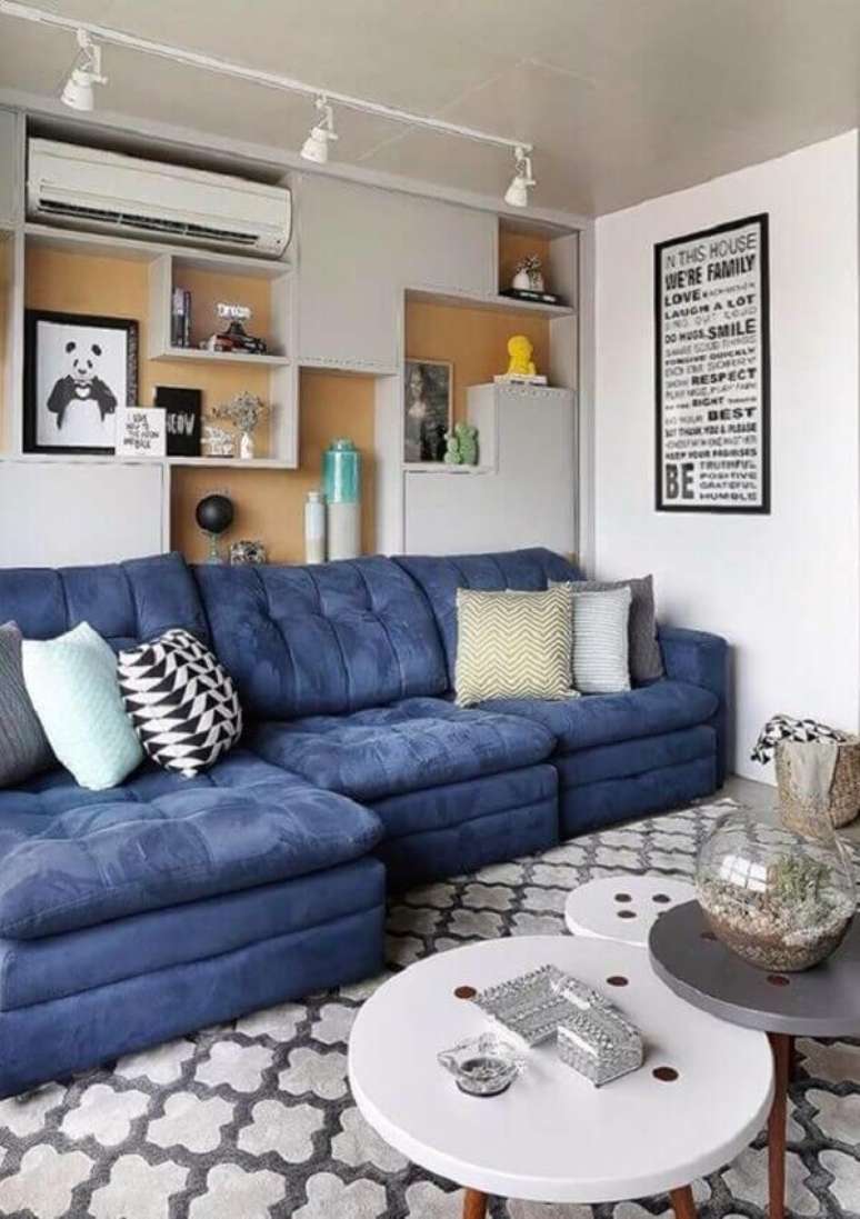 38. O sofá baú é ideal para sala planejada pequena. Fonte: Simples Decoração