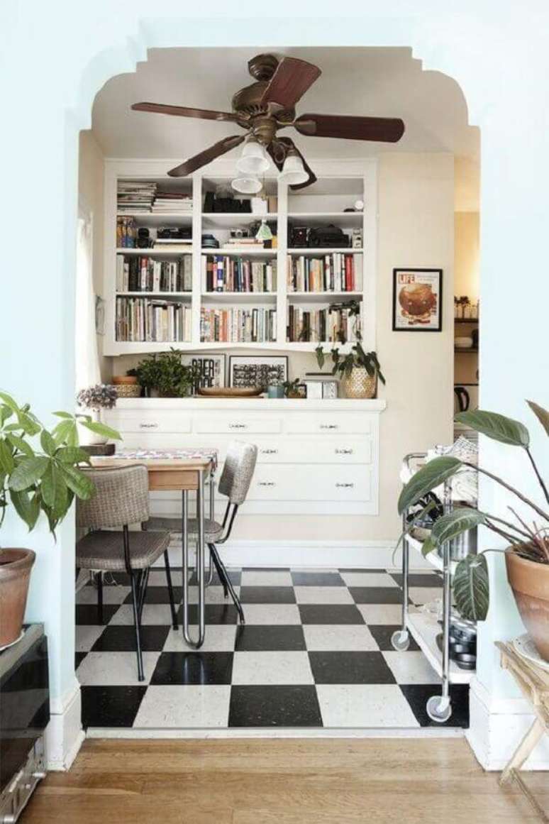 51. Piso xadrez para decoração de sala de jantar pequena com estante planejada para livros – Foto: Jaclyn Campanaro Photography