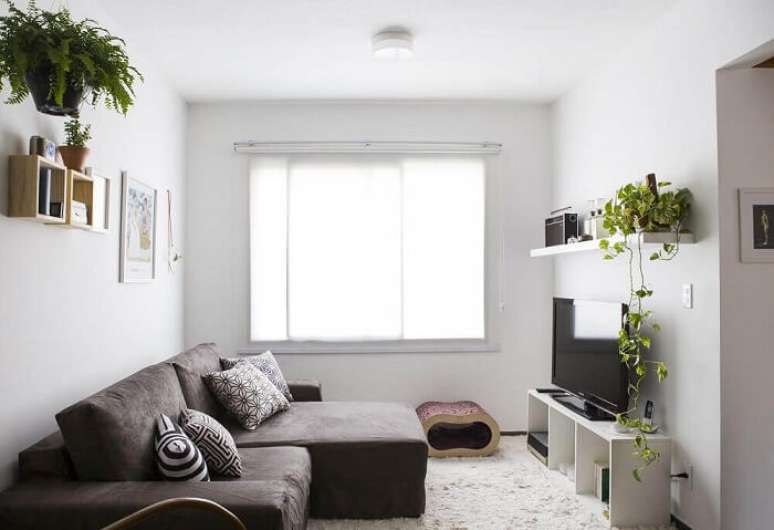 19. Sala planejada pequena com sofá retrátil e rack branco. Fonte: FirePont