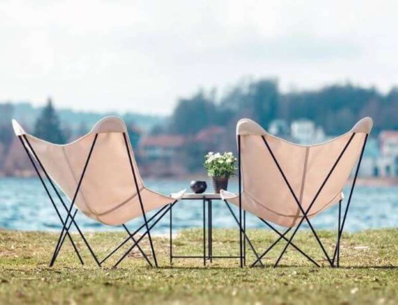 47. Jardim decorado com conjunto de poltrona butterfly branca &ndash; Foto Funktion Alley